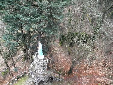 La vierge du haut de l&apos;observatoire