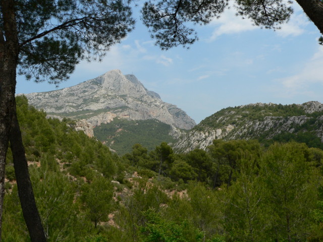 là-bas au loin