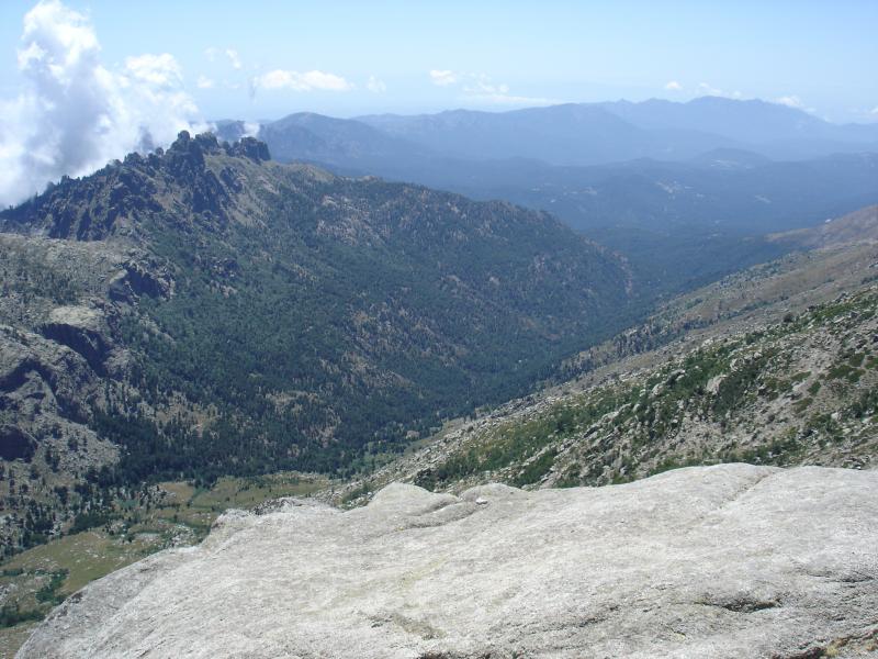 la vallée avec Bavella qui surplombe
