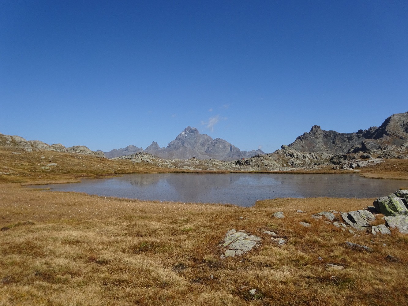 Lac au col de Longet et mont Viso