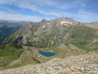Lac Brun, tÃªte d&apos;Eslucis et pointe de Serre vus depuis la crÃªte sud de la tÃªte de Chante-Perdrix