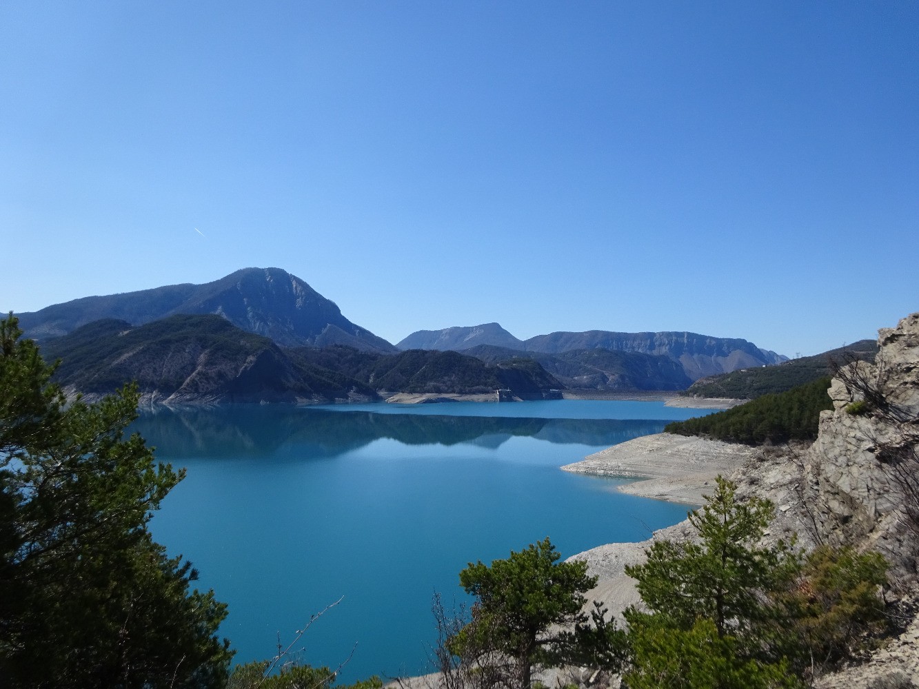 Lac de Serre-PonÃ§on avec, Ã  droite, l'arÃªte sud-est du serre de Gogue