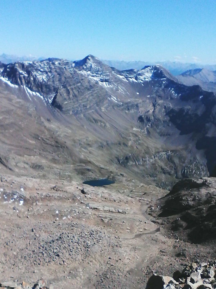 lac des pisses , petit pinier et tuba, tout au fond Ã  G : montviso