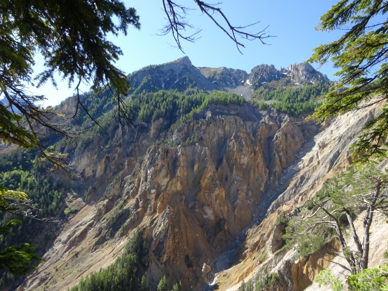 Le cirque de Bragousse vu du sentier de Charance