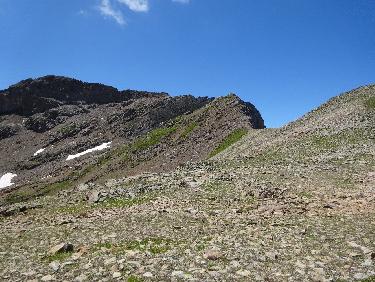 Le col cairnÃ© situÃ© vers 2800m, photographiÃ© depuis le col Ã  2779m