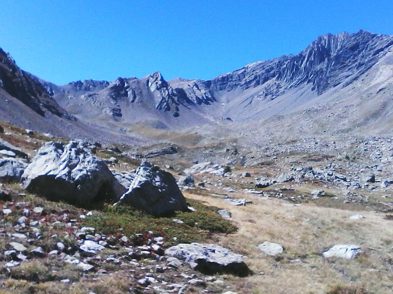 le col de fressiniÃ¨re Ã  G  depuis le dessus du lac du lauzeron