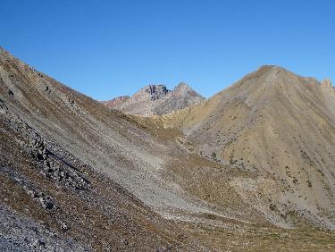 Le col Perdu, l&apos;Arpelin Ã  droite, et le Grand Peygu derriÃ¨re