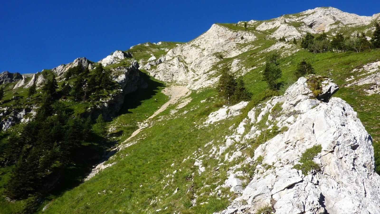 Le Grand Couloir vient butter contre la falaise triangulaire