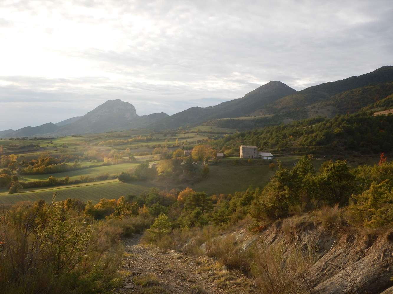 Le hameau l'Eglise, la montagne de Maraysse et la montagne de Chauvet