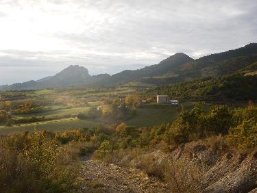 Le hameau l&apos;Eglise, la montagne de Maraysse et la montagne de Chauvet