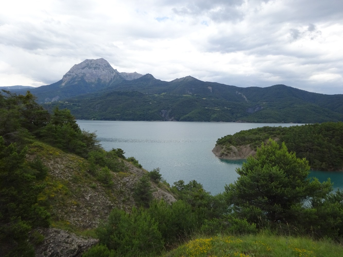 Le lac de Serre-PonÃ§on et le pic de Morgon vus des Curattes