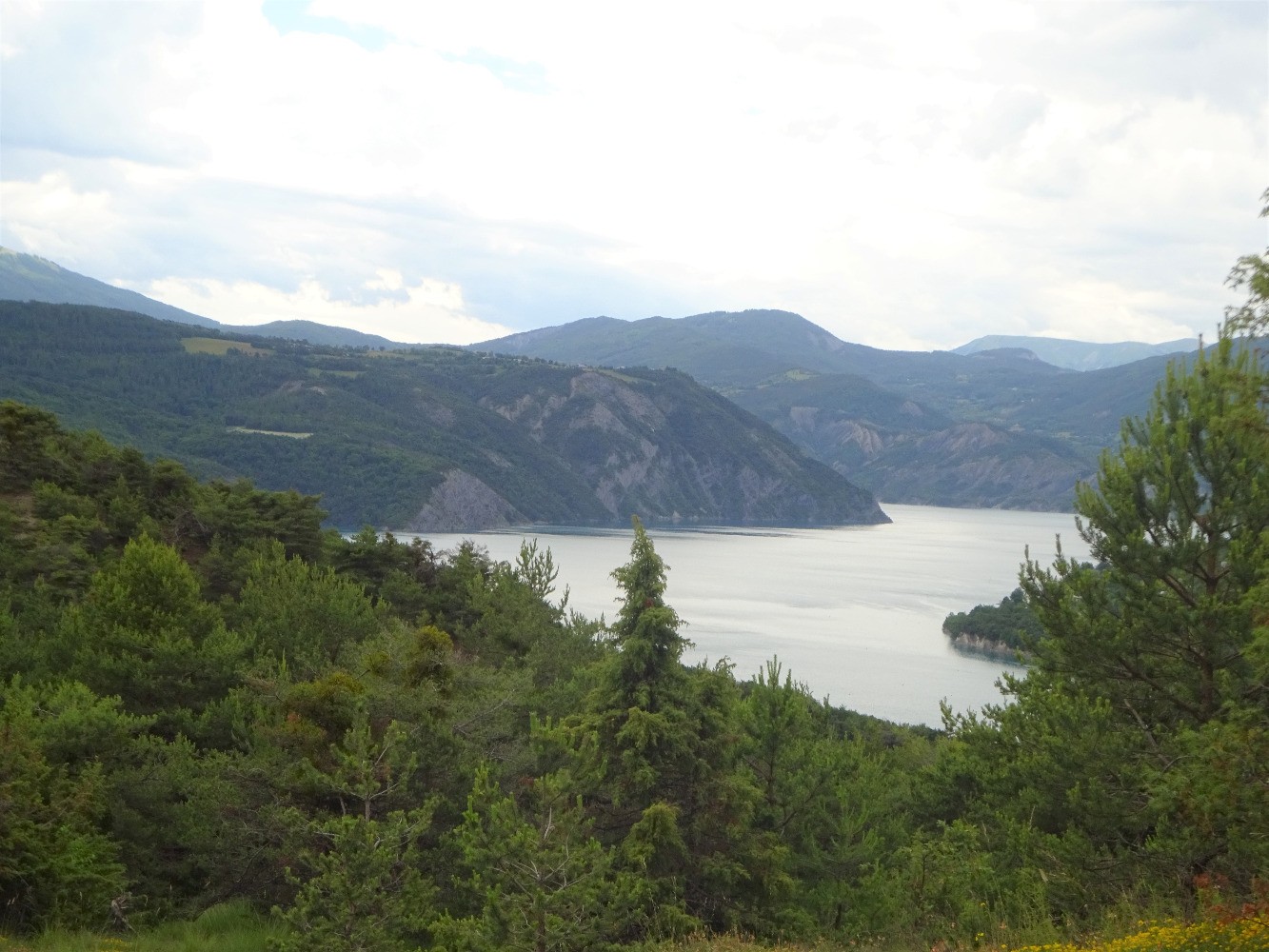 Le lac de Serre-PonÃ§on vu des Curattes