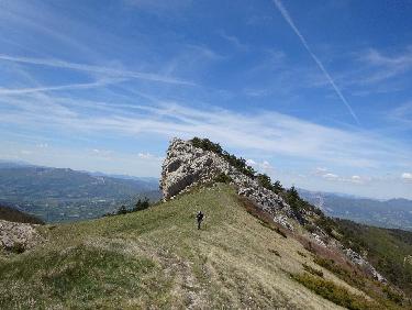 Le large col herbeux sur la montagne d&apos;Aujour Ã  1630 mÃ¨tres