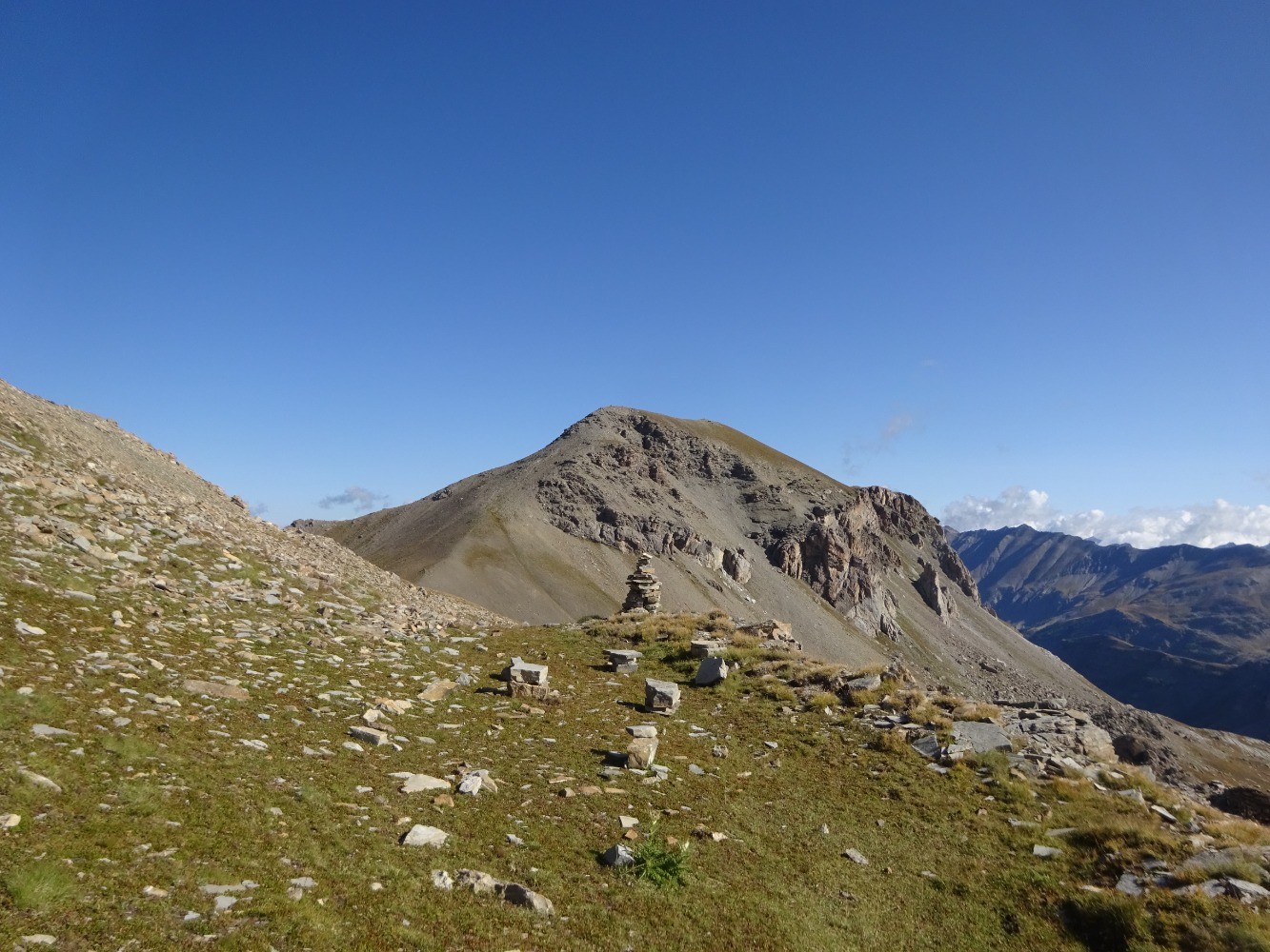 Le Mourre Haut, avec le cairn indiquant le dÃ©part de la sente
