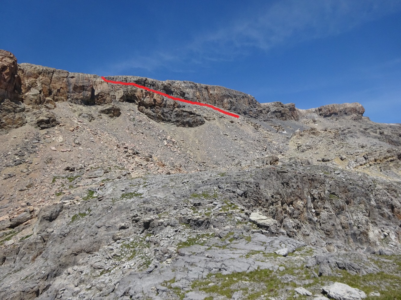 Le passage dans la falaise barrant l'accÃ¨s Ã  la crÃªte sud de la Mortice