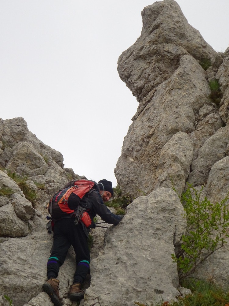 Le passage dans la falaise d'Aujour