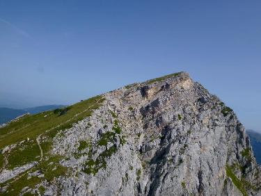 Le patou jappe encore alors que je suis loin