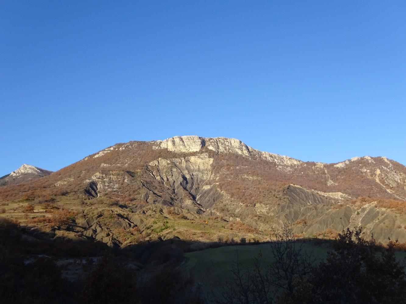 Le roc de Gloritte vu de Plaugiers, avec la crÃªte de l'Ane Ã  gauche