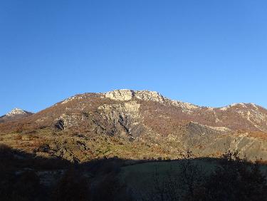 Le roc de Gloritte vu de Plaugiers, avec la crÃªte de l&apos;Ane Ã  gauche
