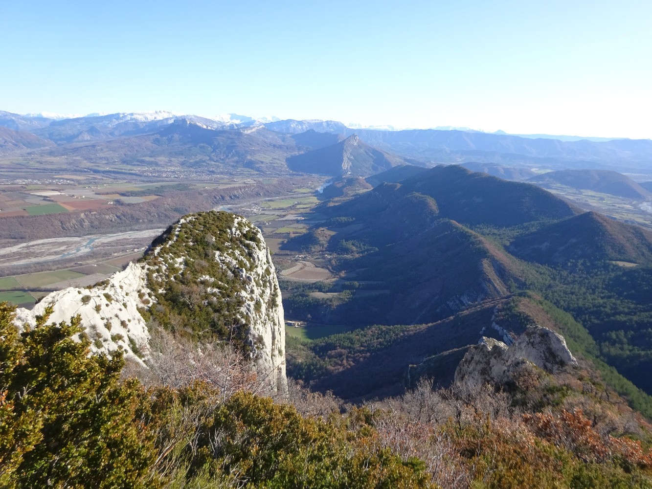 Le rocher de Pierre Impie vu de dessus en montant vers le roc de l'Aigle