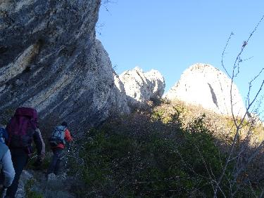 Le rocher de Pierre Impie vu en montant au-dessus du pas de l&apos;Essaillon