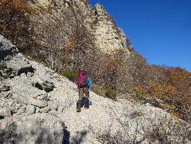 Le sentier cairnÃ© sous la falaise du roc de Gloritte