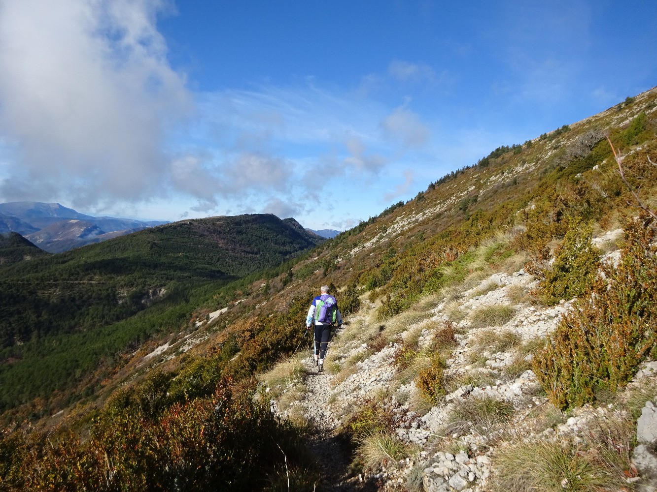 Le sentier en balcon Ã  la Grande Lauze, sous la montagne de la SarcÃ©na