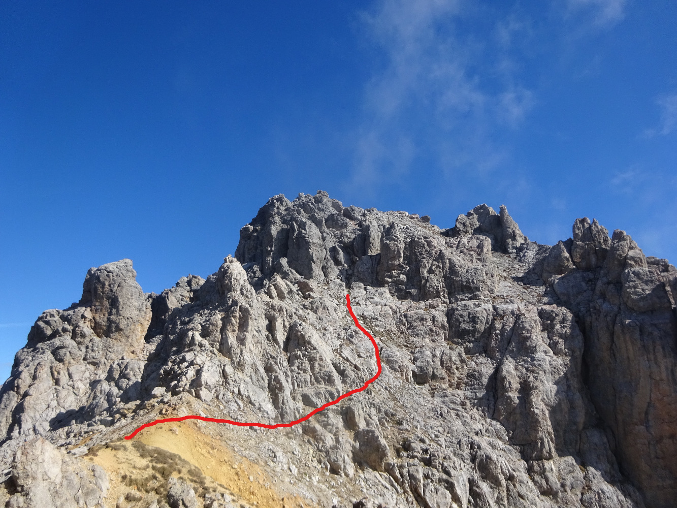 Le sommet de la crÃªte des Crousas vu du col en terre jaune orangÃ©e