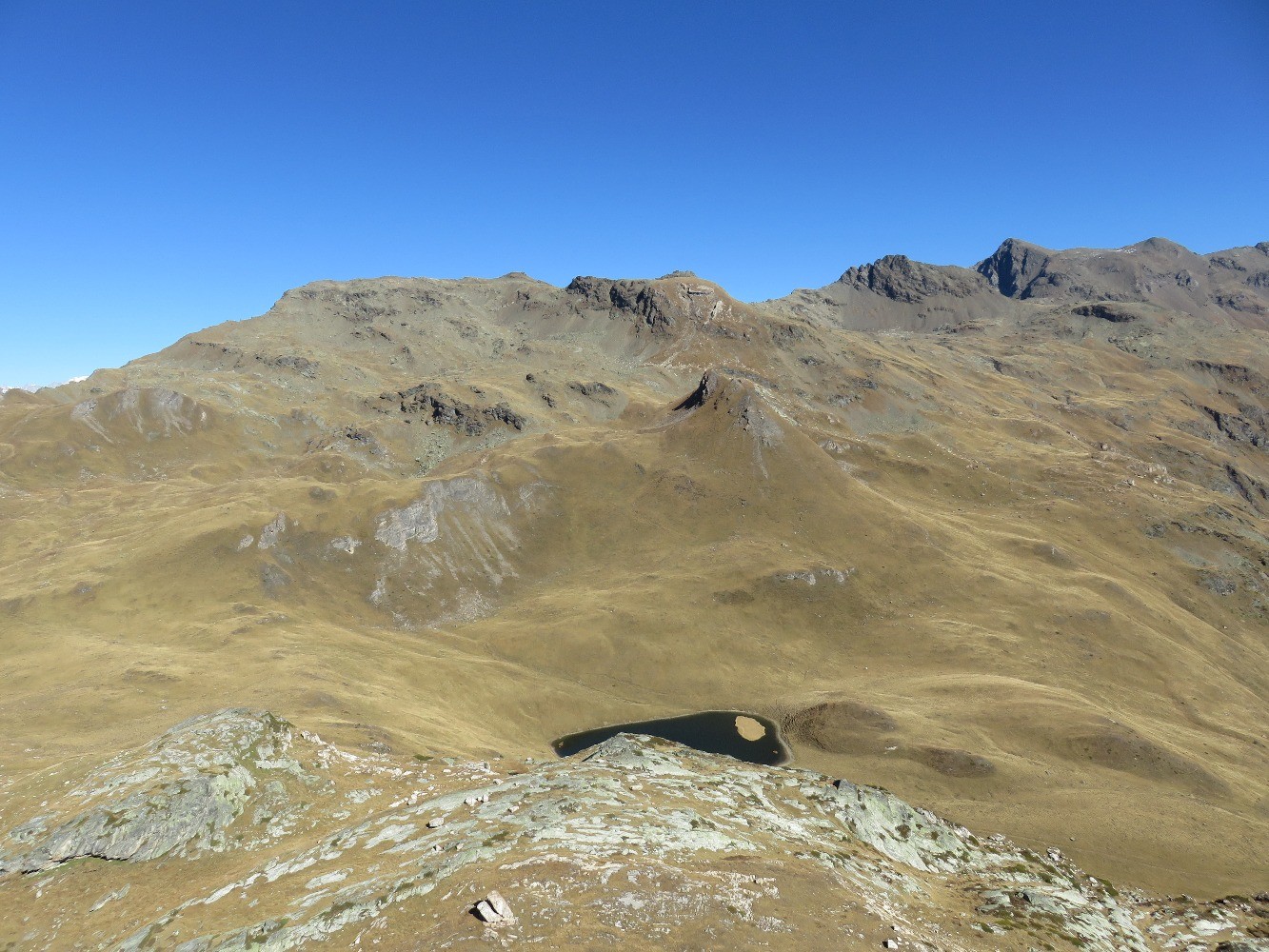 Le sommet et le lac du Clou