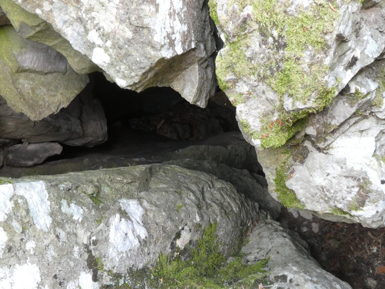 Le trou au sommet de la grotte (?), vu du dessus