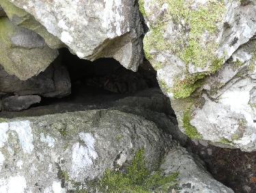 Le trou au sommet de la grotte (?), vu du dessus