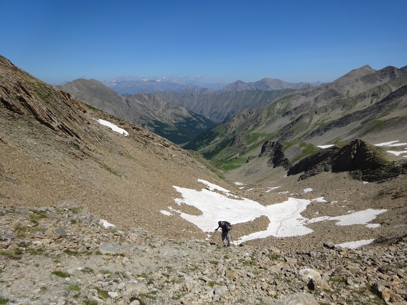 Le vallon infÃ©rieur de la Tourtisse vu du col Ã  2731m