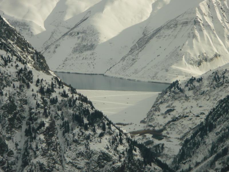 le barrage tapi dans la vallée