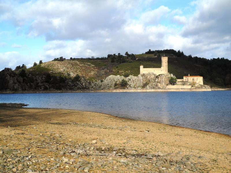 Le chÃ¢teau de Grangent (sur son Ã®le) depuis les Camaldules
