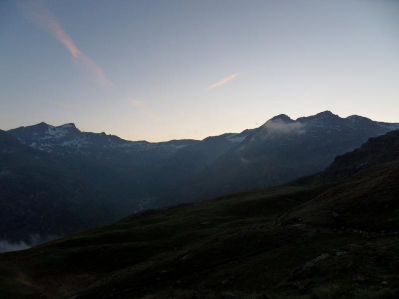 le jour pointe sur la Levanna