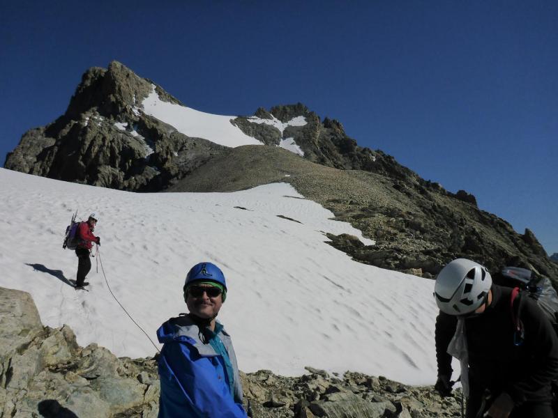le mamelon caillasseux et la pente de neige