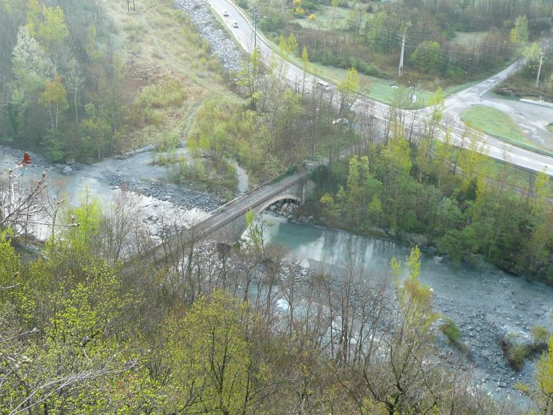 Le parking de >Tof, à coté du vieux pont