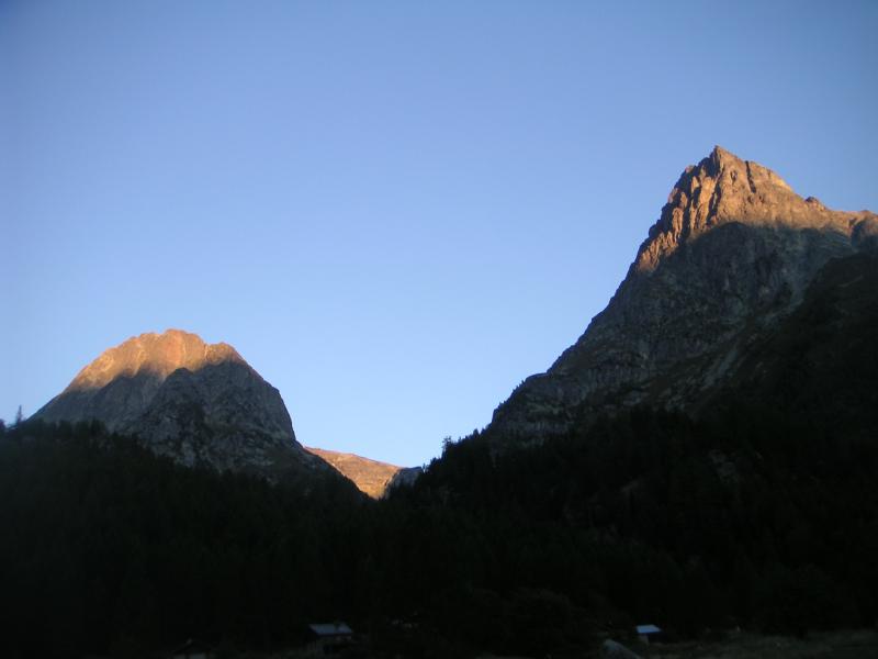le soleil se lève sur les sommets