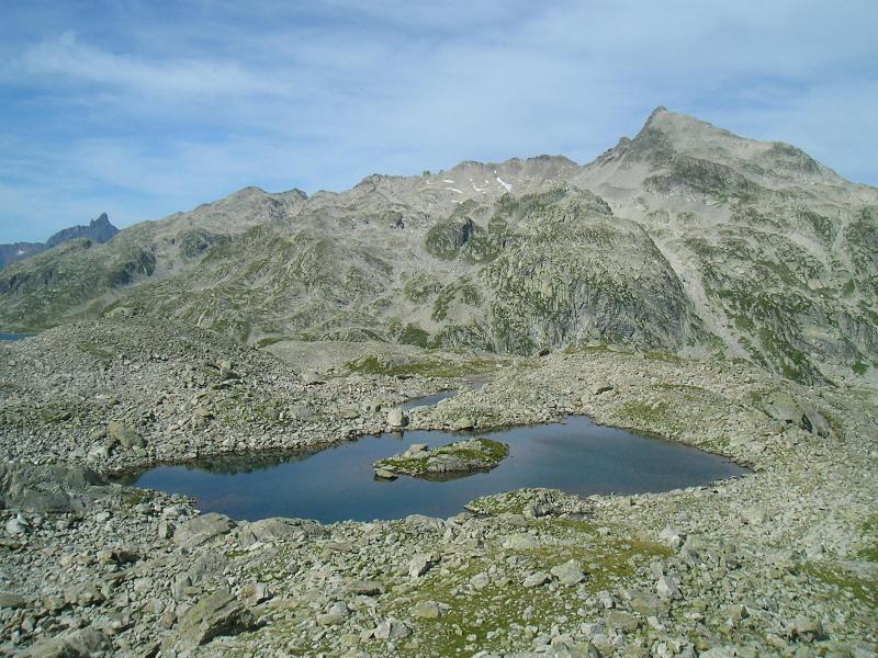 le troisième lac avec son île