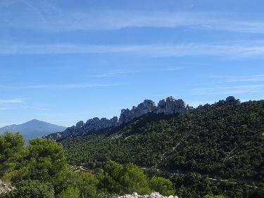 Les Dentelles Sarrasines et le mont Ventoux vus du rocher du Midi