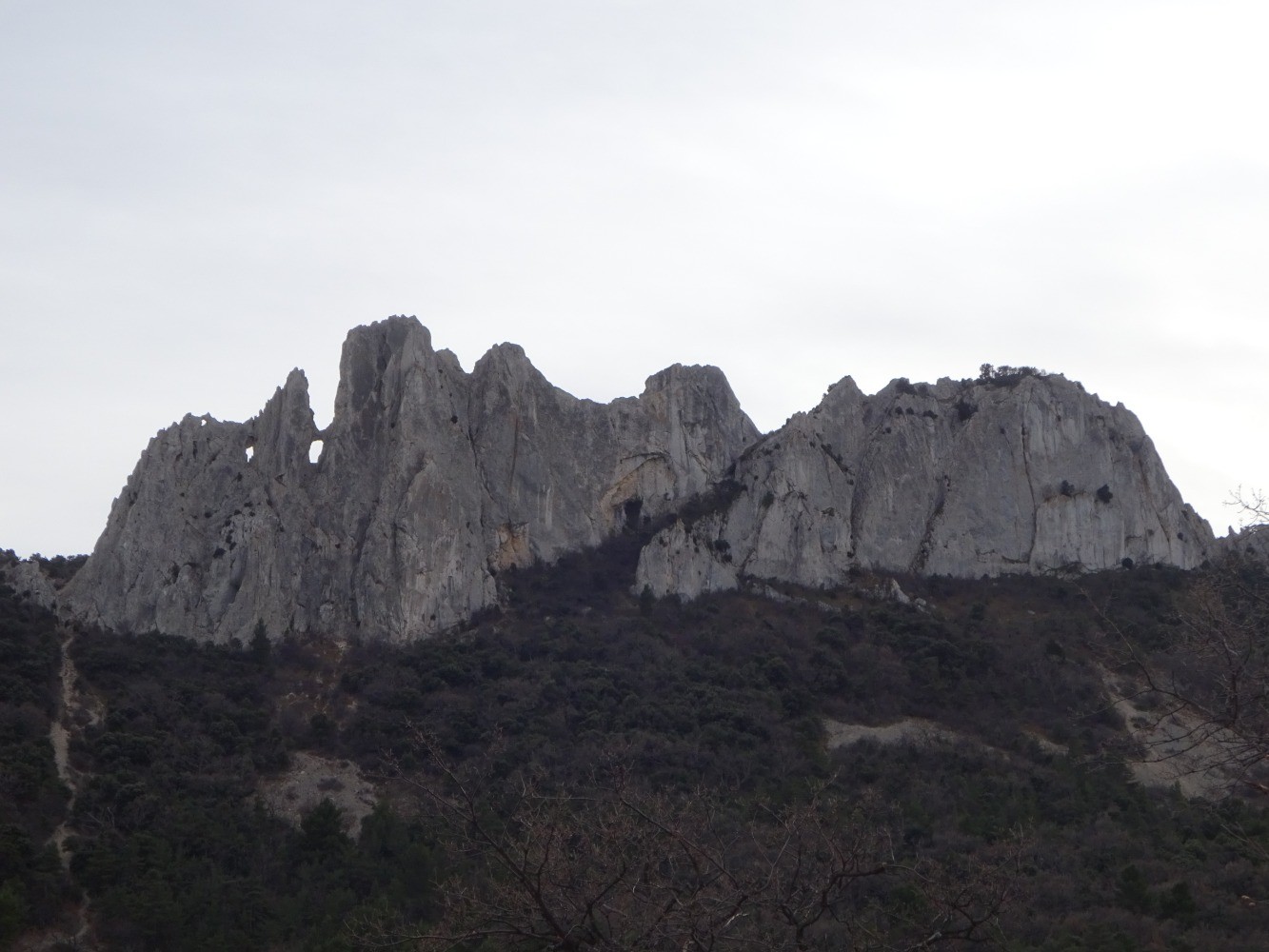 Les Dentelles Sarrasines vues en approchant du col du Cayron