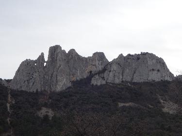 Les Dentelles Sarrasines vues en approchant du col du Cayron