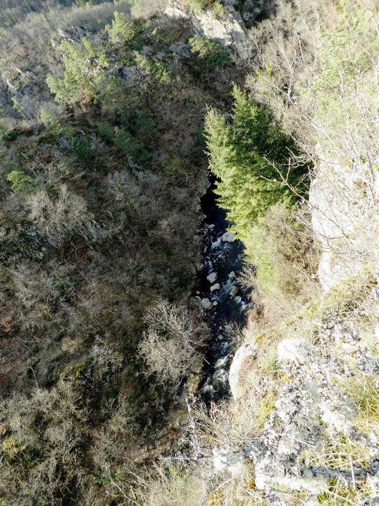 Vue plongeante sur les gorges depuis le rocher de la Tour