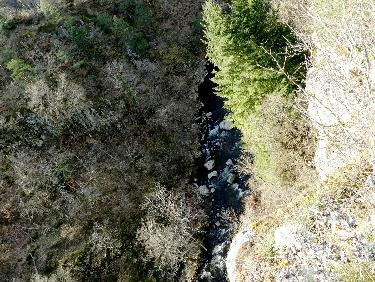 Vue plongeante sur les gorges depuis le rocher de la Tour