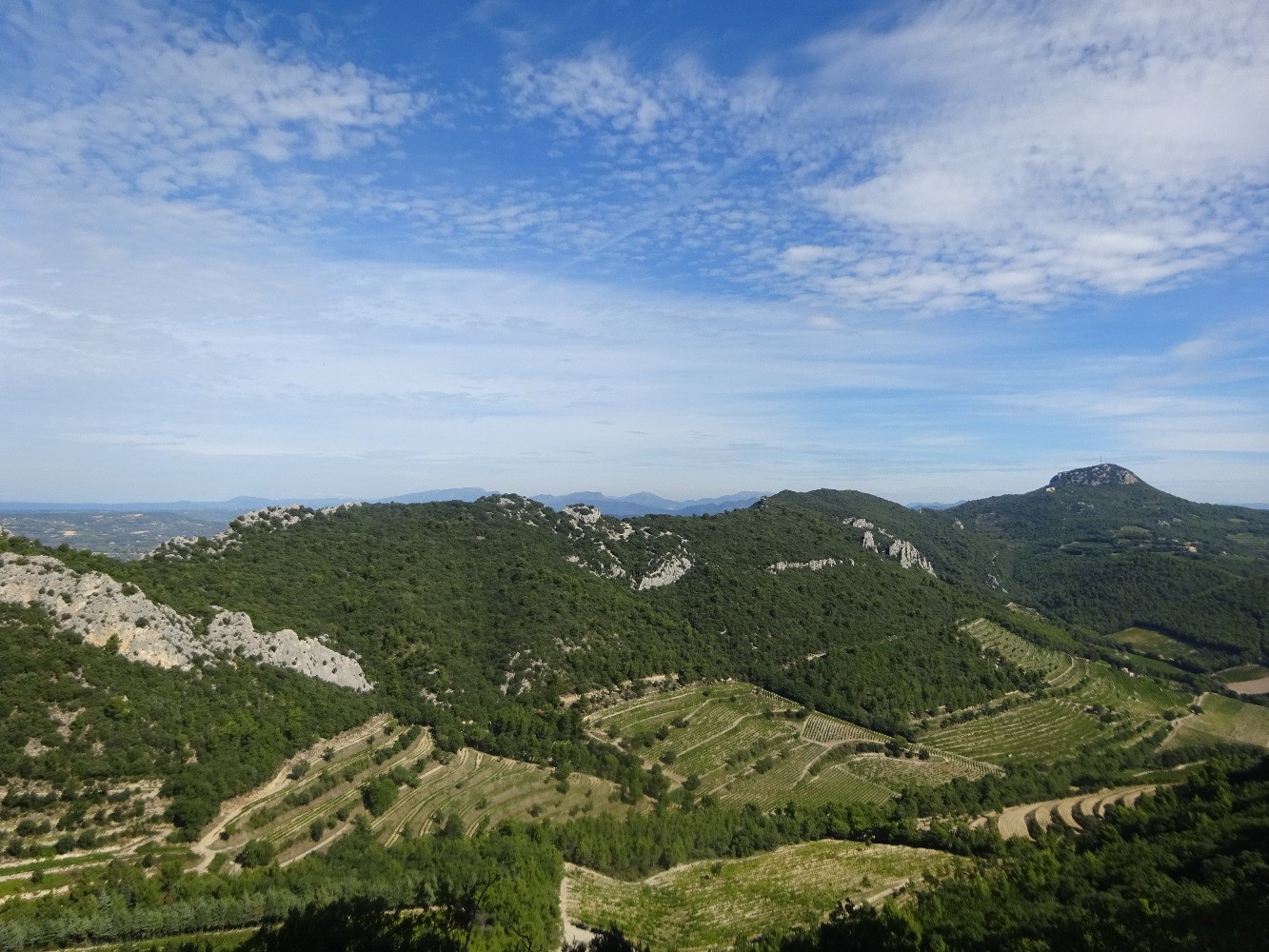 Les Trois yeux et la crÃªte de St-Amand vus des Dentelles Sarrasines