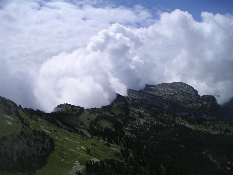 les nuages au ras de la crête