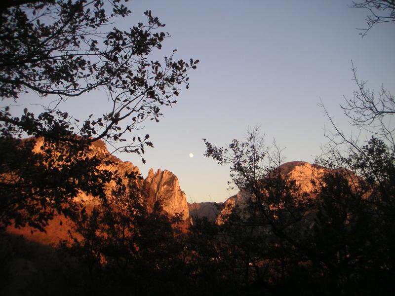 lever de lune au soleil couchant