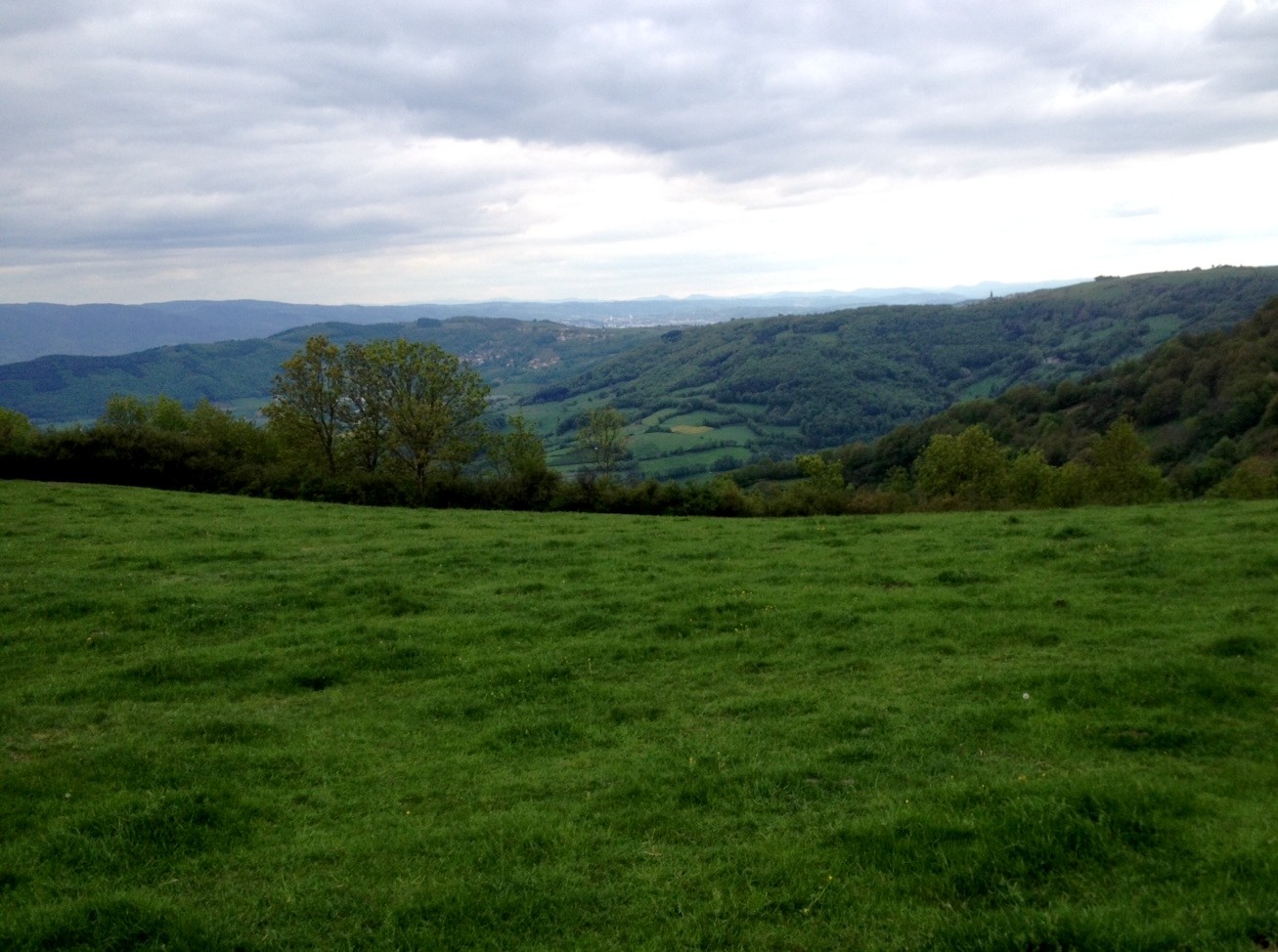 Ligne des sommets du Massif Central Ã  l'horizon
