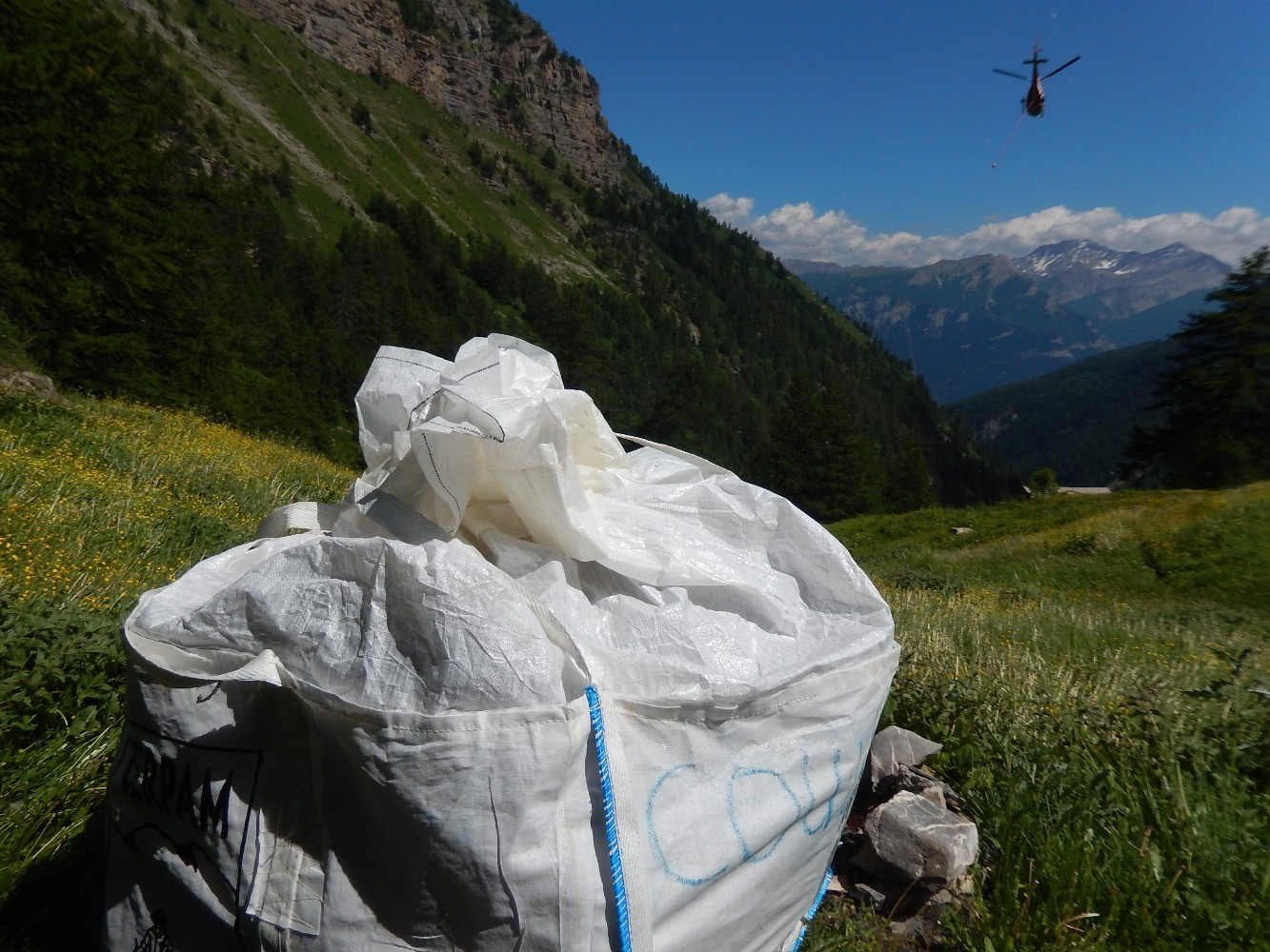 Livraison hÃ©liportÃ©e Ã  la cabane de St-ClÃ©ment