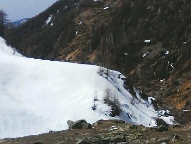 loin sous la cabane de reyssas -ubac et adret- mes traces de raquettes en face